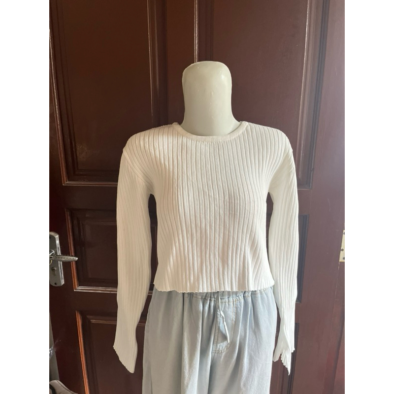 atasan rajut knit lidi enyoi putih crop top branded by GRL (preloved)