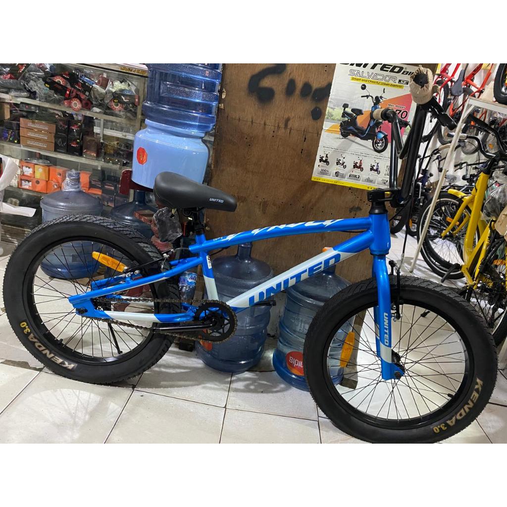 UNITED DBASED 20" Sepeda BMX Casual Anak Cowok Laki Ban jumbo 20 X 3.0 Besi Warna D'BASED