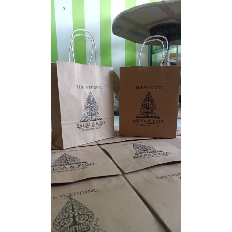 

Paperbag Polos atau Sablon Ecer/Bijian - Paperbag Tas Belanjaan Paperbag Custom Paperbag Wedding