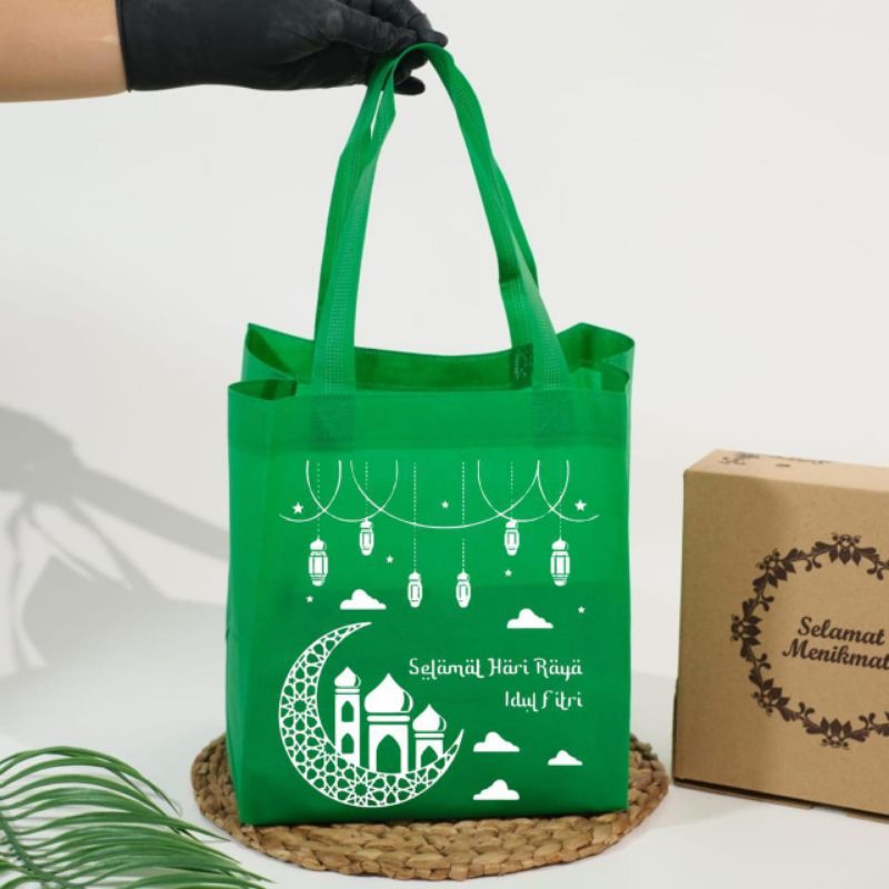 

(PCS) READY STOCK TAS PARCEL LEBARAN IDUL FITRI 22x22 TINGGI 28 CM / TAS HAMPERS IDUL FITRI / GOODIEBAG IDUL FITRI / TAS BELANJA / TAS SPUNBOND / GOODIE BAG LEBARAN