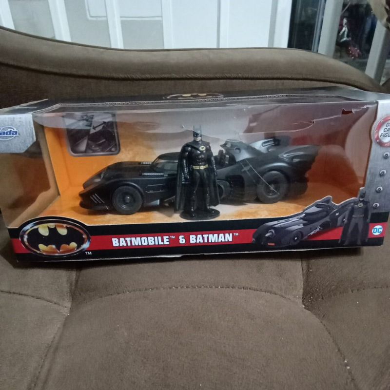 batmobile & batman jada diecast figure