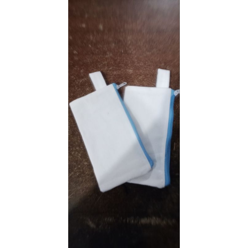 

Tempat Pensil Blacu polos tebal ukuran 18cm x 10cm