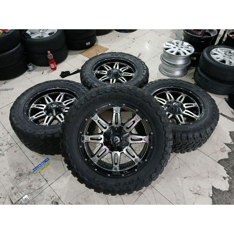 Velg bekas mobil jeep rubicon Ring 17x9 pcd 5x127/139 et 14 Ban 33x12,5 Toyo MT
