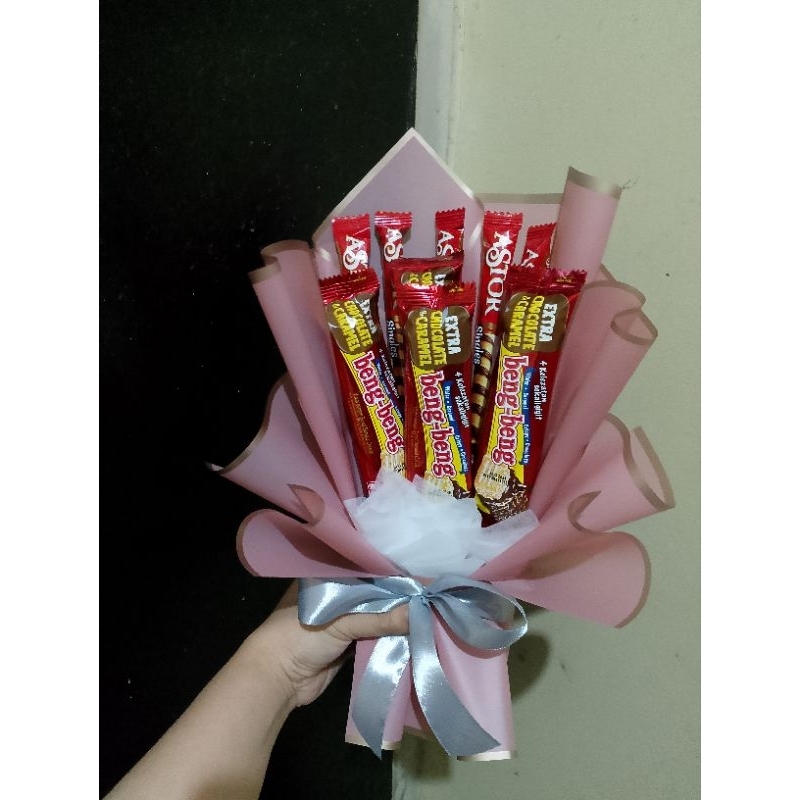 

BUKET SNACK BENGBENG HADIAH ULANG TAHUN WISUDA HARI GURU pink
