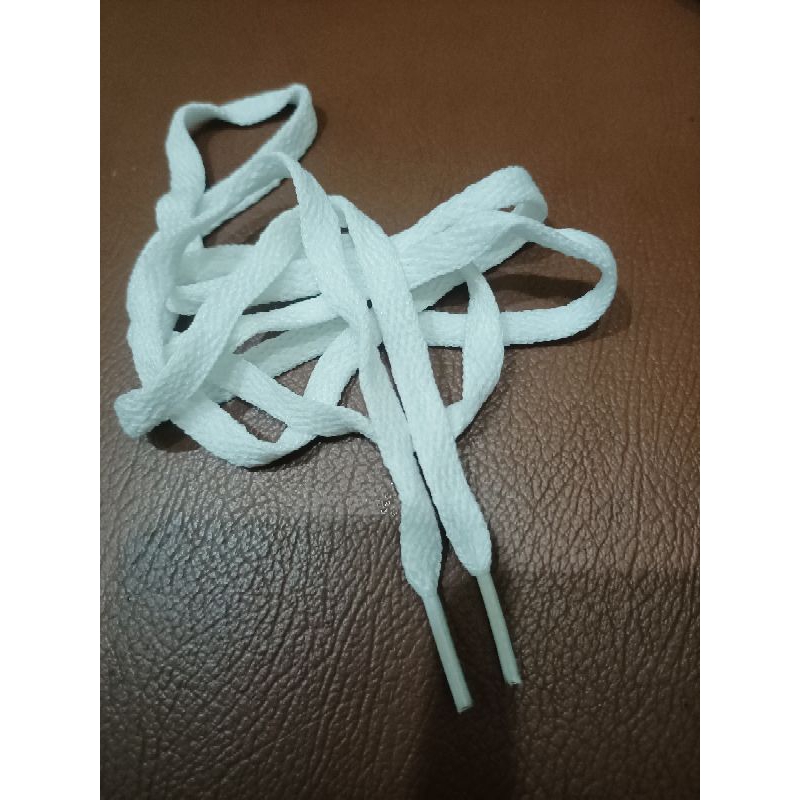 tali sepatu kolor Hoodie putih