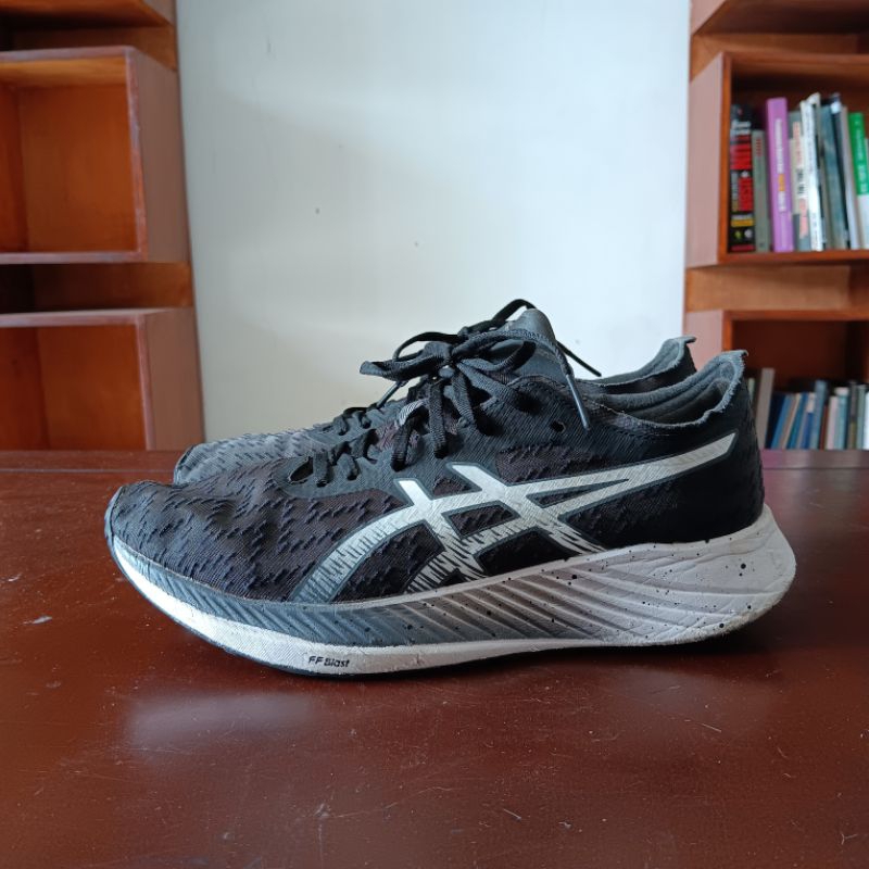 Asics Magic Speed Hitam Putih Sepatu Running Unisex Second Original