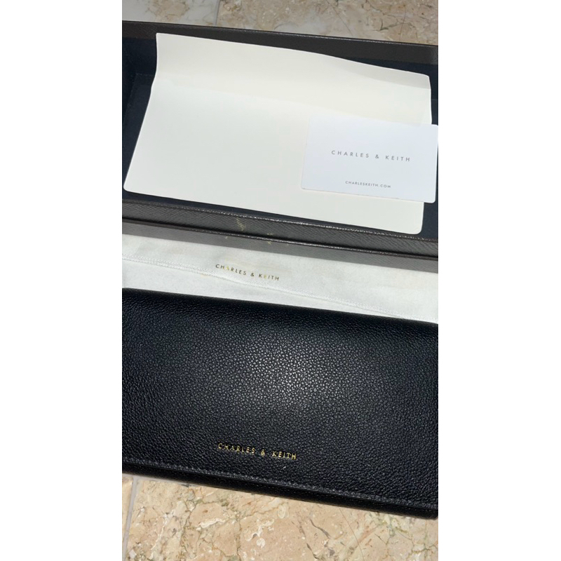 dompet panjang charles and keith warna hitam