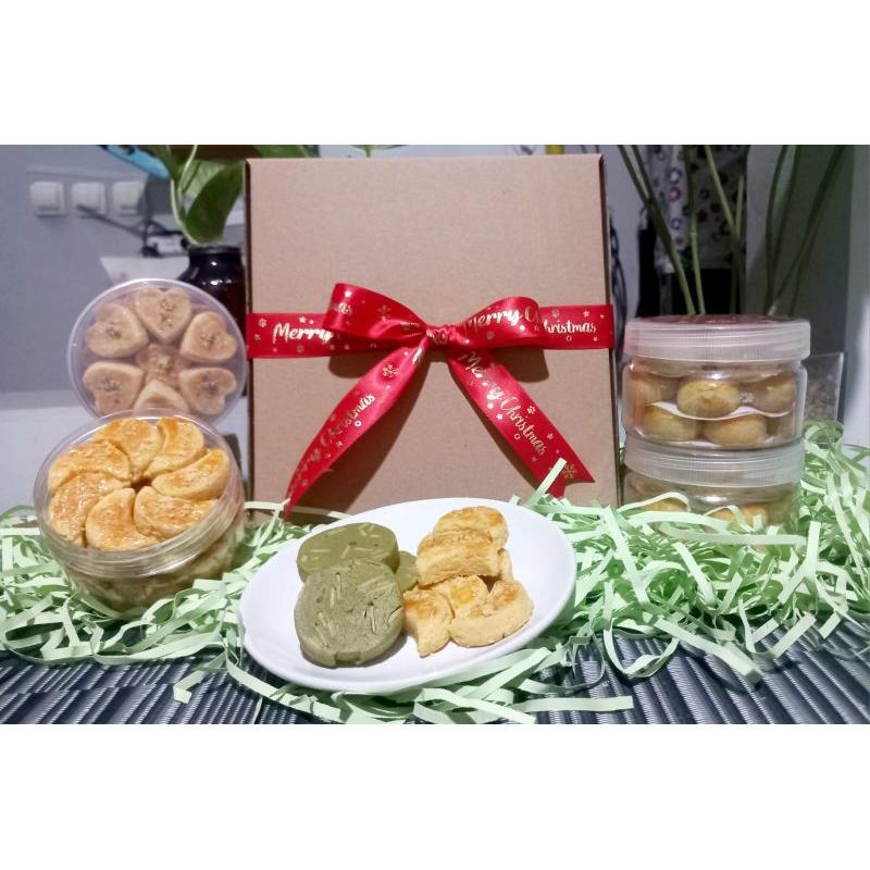 

PAKET HAMPERS NATAL DAN TAHUN BARU KAASTENGEL PREMIUM NASTAR PREMIUM CHEESE GARLIC KUKIS GREETEA ALMOND KUKIS