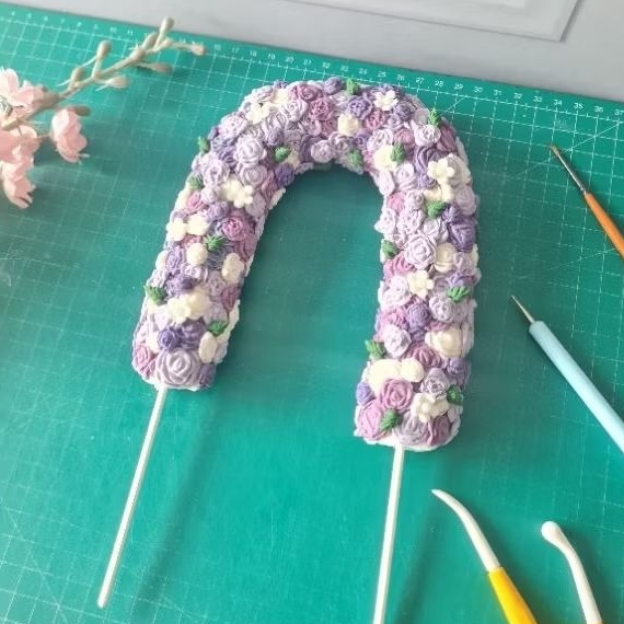 

TIANG BUNGA DEKORASI UNTUK KUE ULANGTAHUN