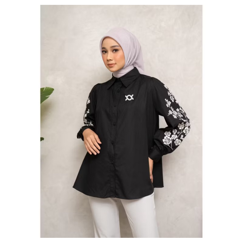 WEARING KLAMBY KALENA SHIRT BLACK ONYX