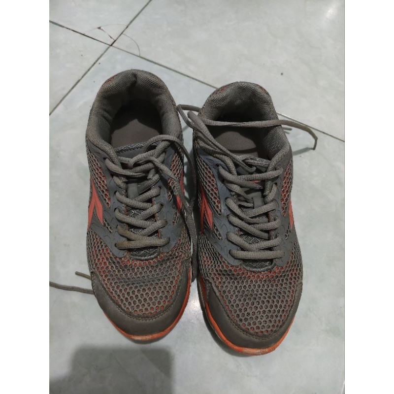preloved sepatu diadora 36