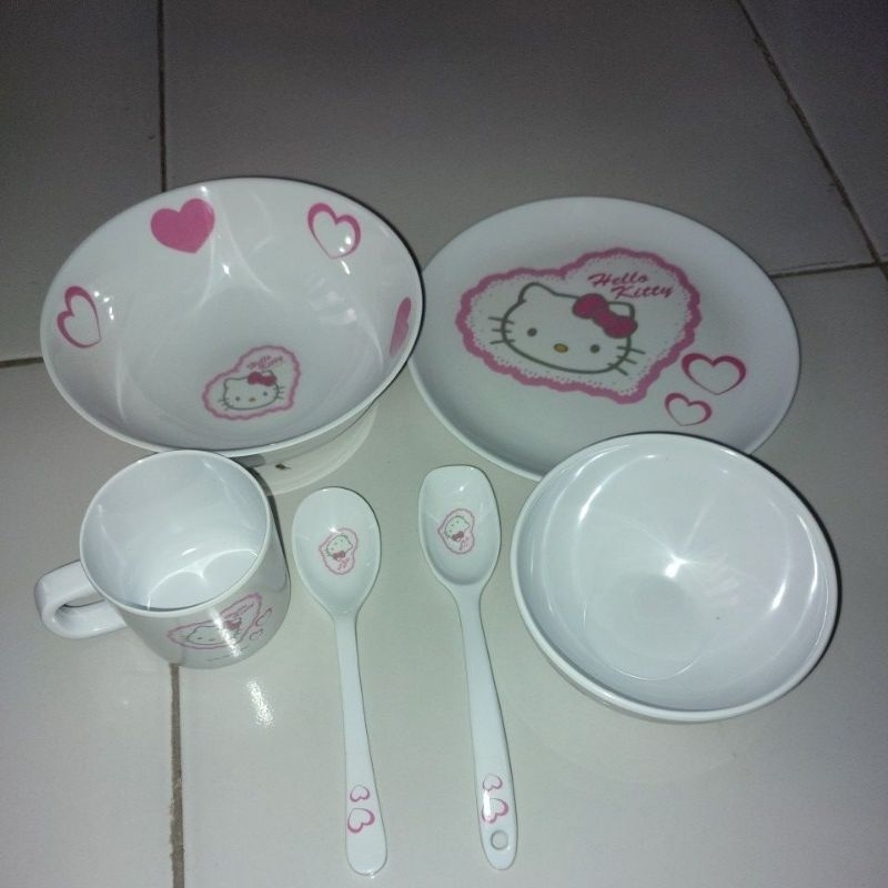 

Jual 1 set piring, mangkok, gelas, sendok melamine hello kitty sanrio original