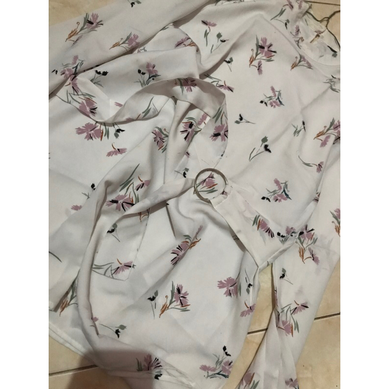 PRELOVED BLOUSE PUTIH THE EXECUTIVE BUNGA