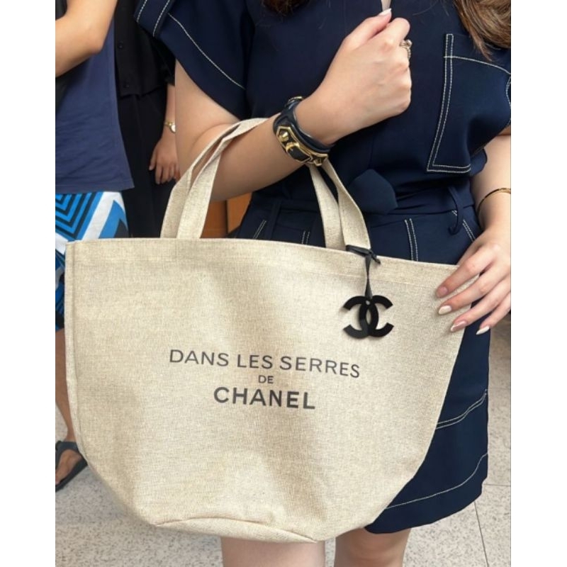 Chanel Tote Dans Les Serres