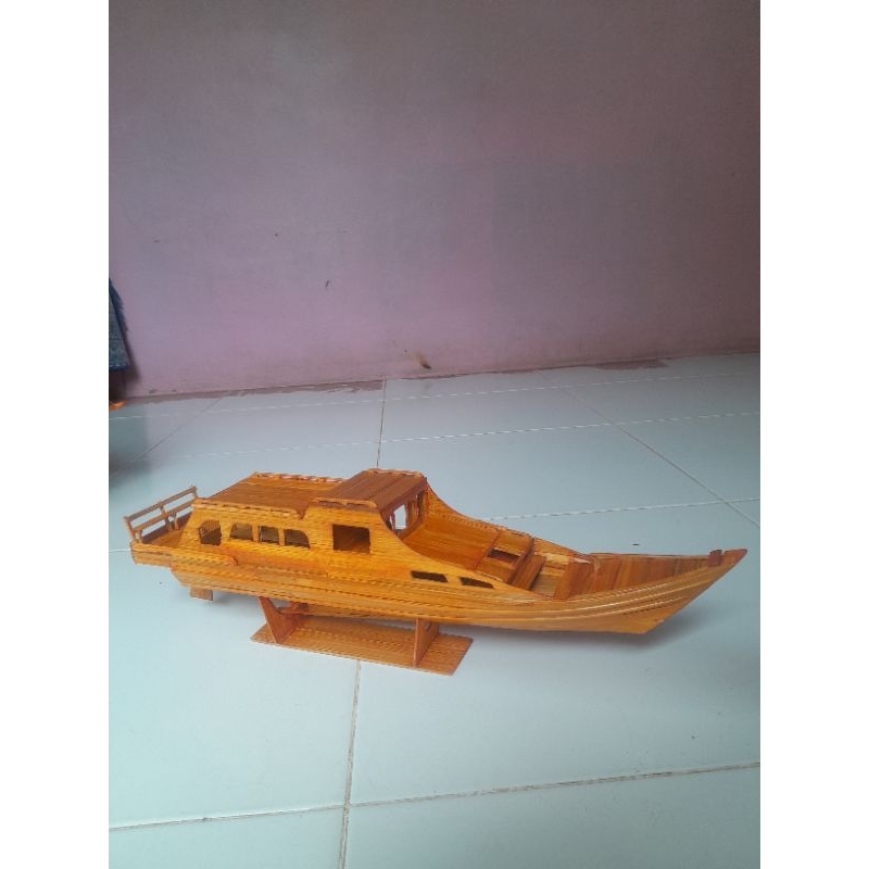 Miniatur kapal penumpang tradisional dari bambu