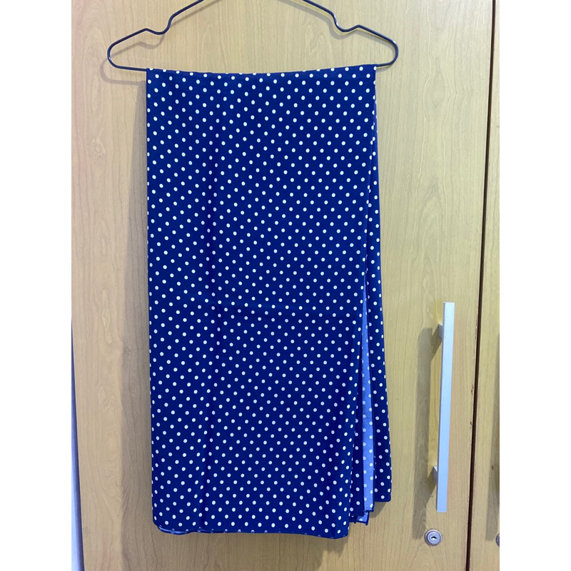 Prelove Jilbab syari uk 130x130 Motif Polkadot warna Navy / Jilbab Syari segiempat Biru dongker uk 1