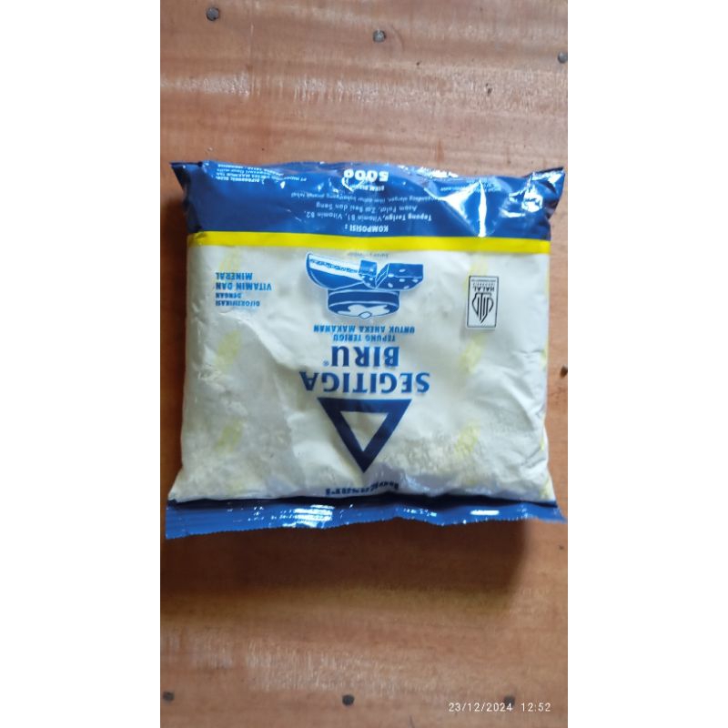 

tepung terigu segitiga biru 500gram