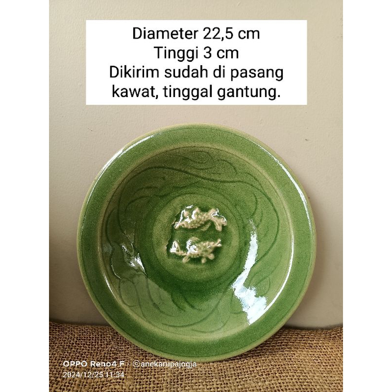 piring keramik lukis ikan timbul hijau celadon untuk hiasan dinding