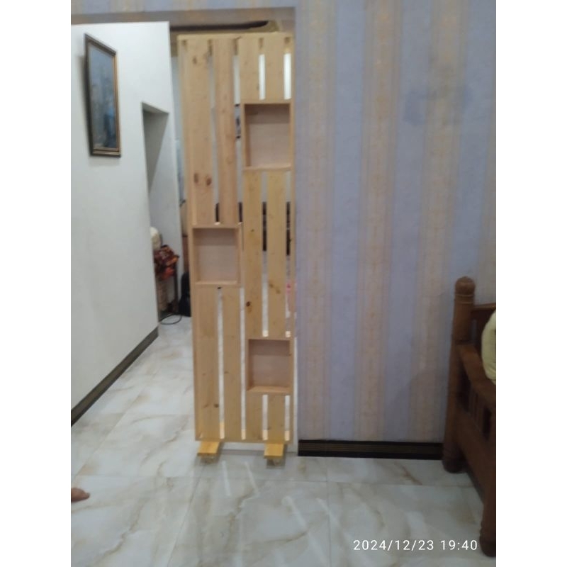 penyekat ruangan minimalis | partisi ruangan kayu | pembatas ruangan tamu