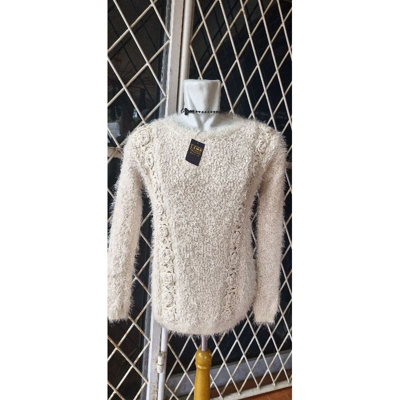 Baju / sweater bulu fuzzy rajut broket white (bahan melar sampai L)