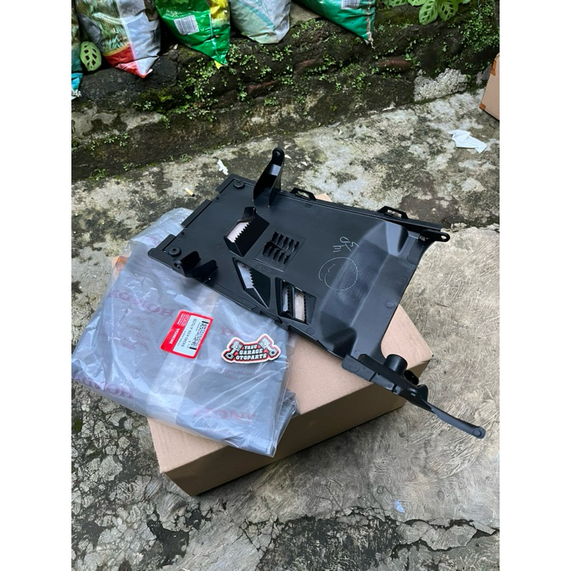 64340-K59-A70ZB Cover Under Kolong Kolongan Bawah Pijakan Kaki Vario 125 150 LED NEW 64340K59A70ZB