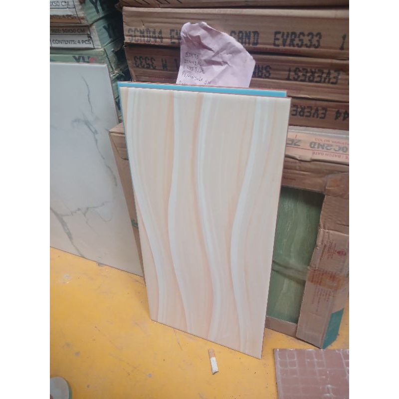 KERAMIK DINDING 25X50 MADITES CREAM