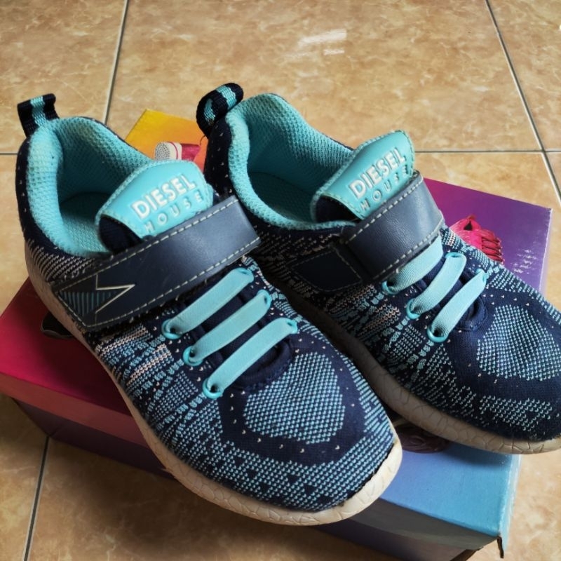 preloved sepatu anak diesel house ukuran 33 warna biru