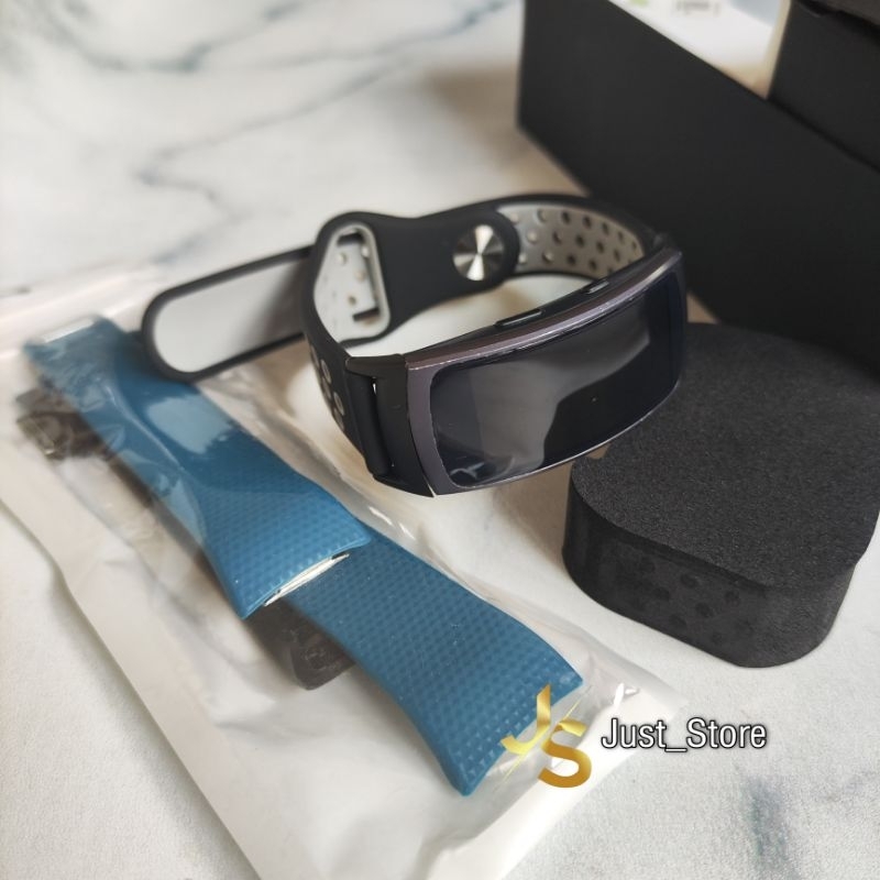 SAMSUNG resmi Gear Fit 2 Sport Smart Watch (Second Minus)