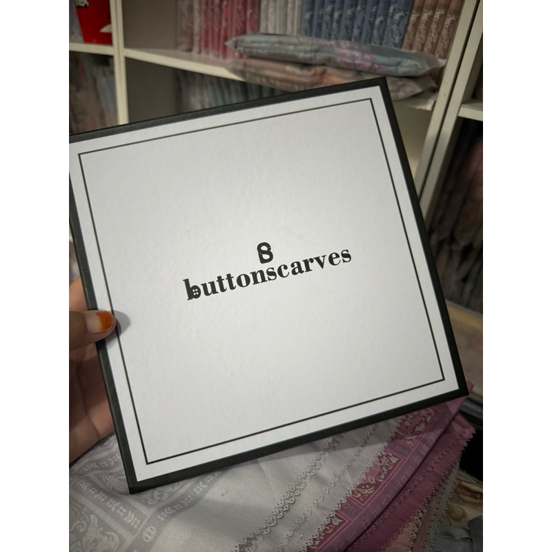 

BOX BUTTONSCARVES TIDAK ORI