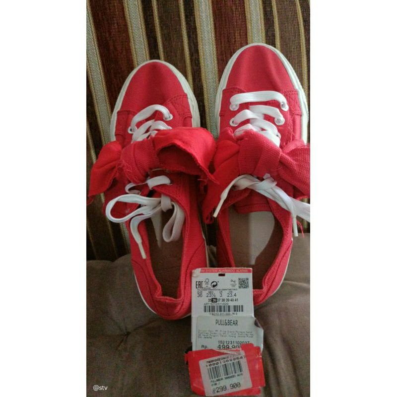 sepatu merah sneakers lucu never been used