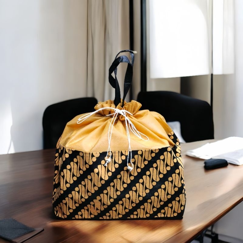 

RB [ISI 12] Tas Hajat Serut Muat Nasi Box 22 Cm