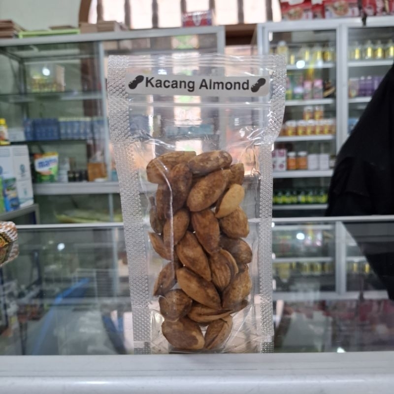 

kacang almond