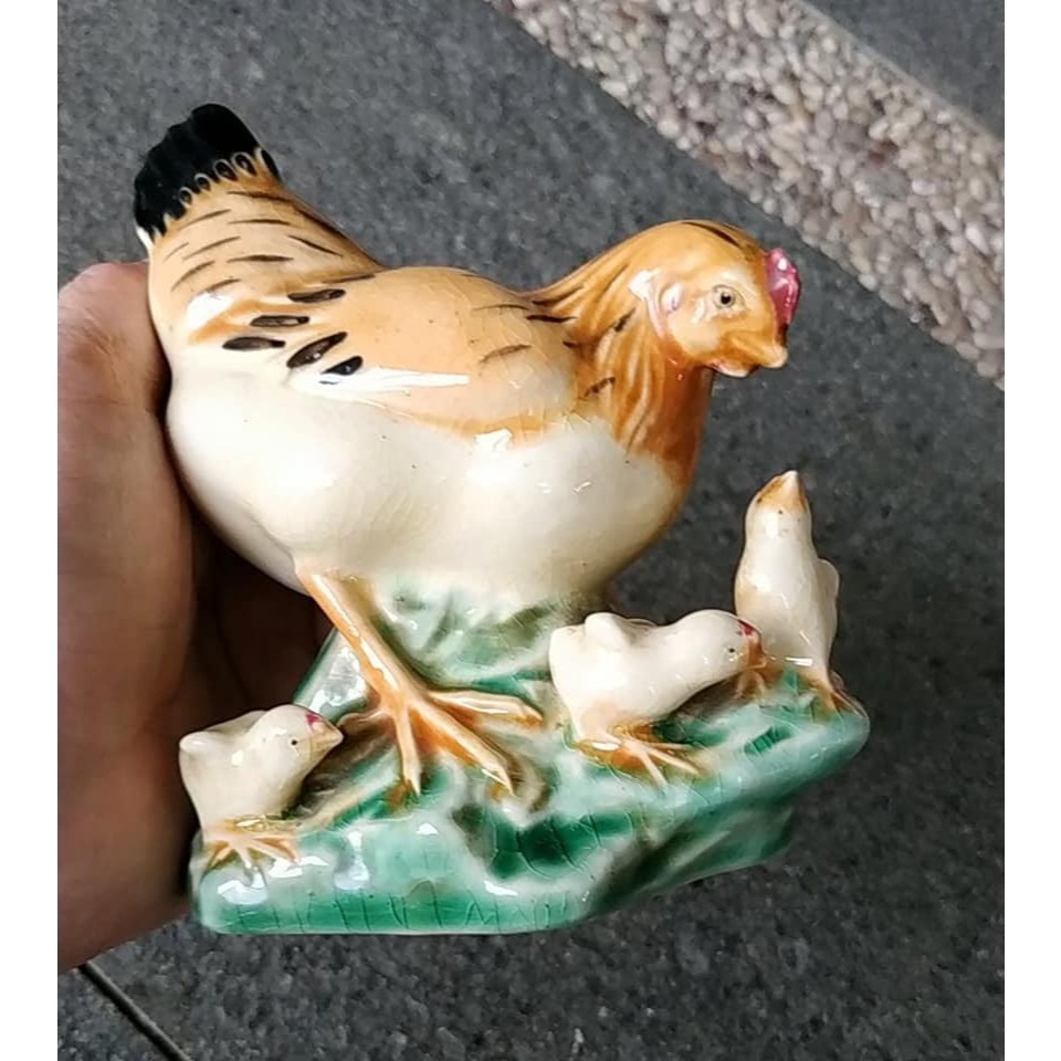pajangan patung ayam dengan anak ayam keramik china jengger PATAH