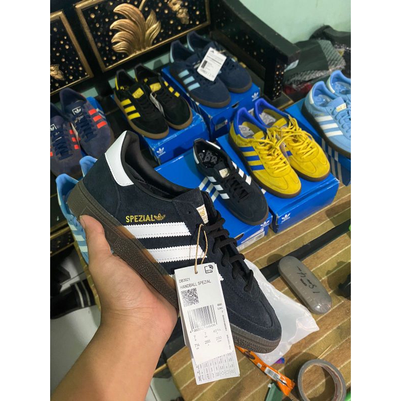 Sepatu futsal hitam