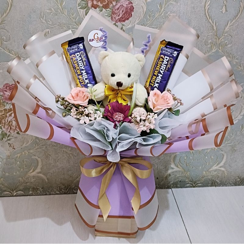 Buket Boneka Teddy Wisuda, Coklat Cadbury, Cokelat Silverqueen dan Bunga Artificial Bunga Kawat Bouq