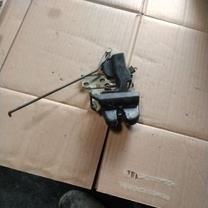 DOOR LOCK BAGASI MITSUBISHI GALANT HIU