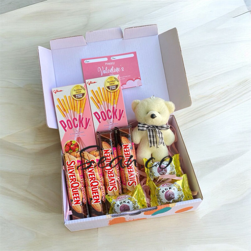 

HAMPERS VALENTINE COKLAT SILVERQUEEN BONEKA ROKA POCKY PAKET HADIAH KADO VALENTINE kado coklat ulang tahun box boneka