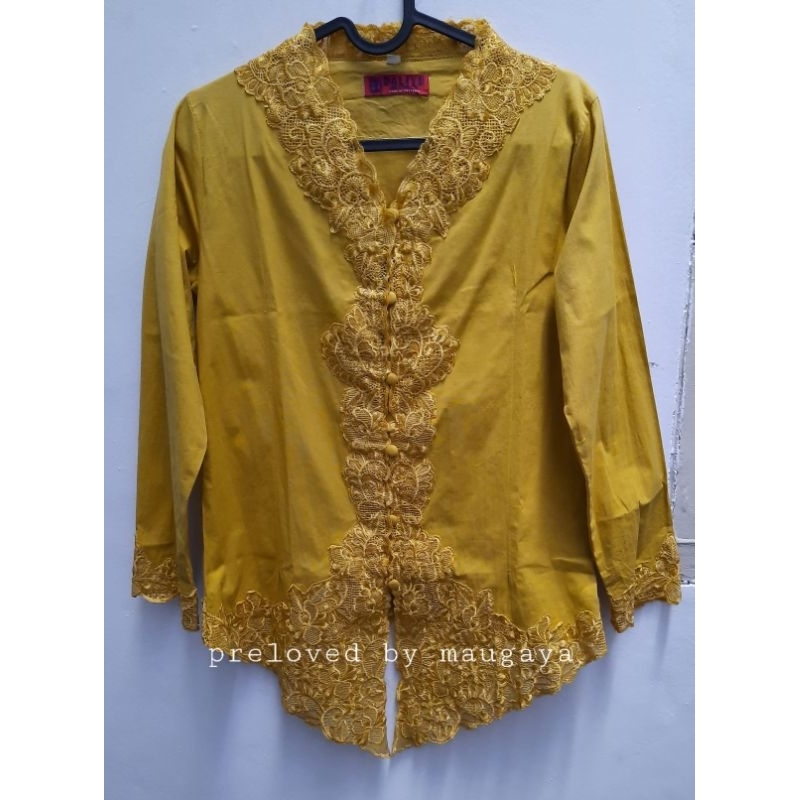 Kebaya modern merek Daliyu warna kuning kunyit