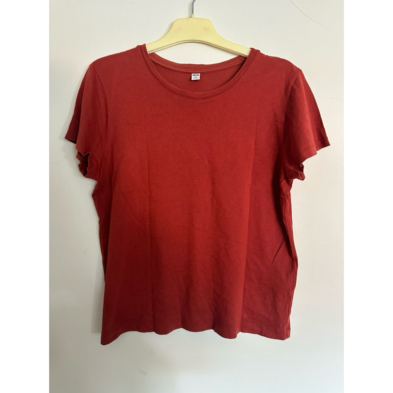 Kaos Merah Lengan Pendek Uniqlo Wanita