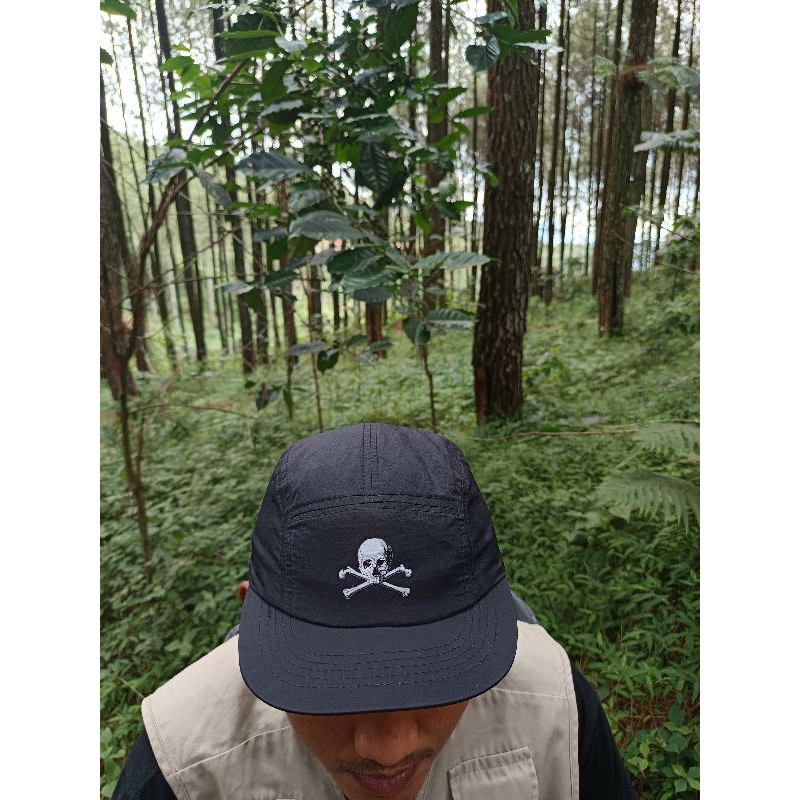 Topi pet pendek temgkorak