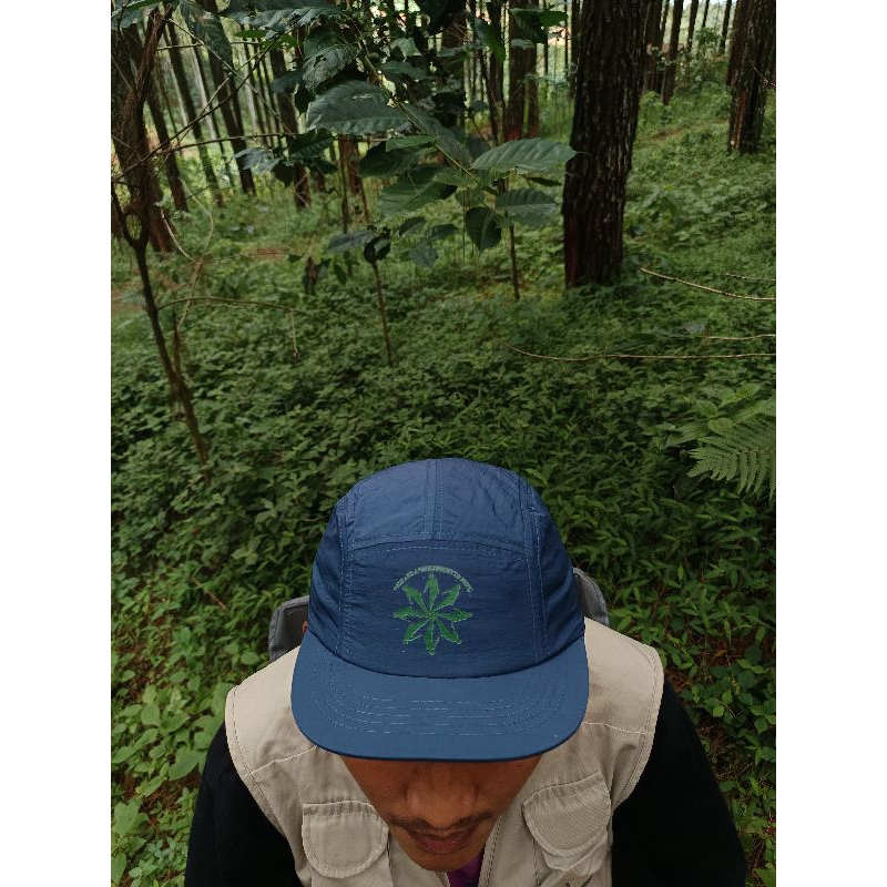 Topi pet pendek orang melingkar