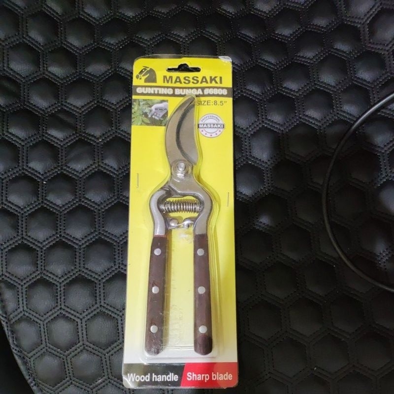 

Gunting kembang massaki