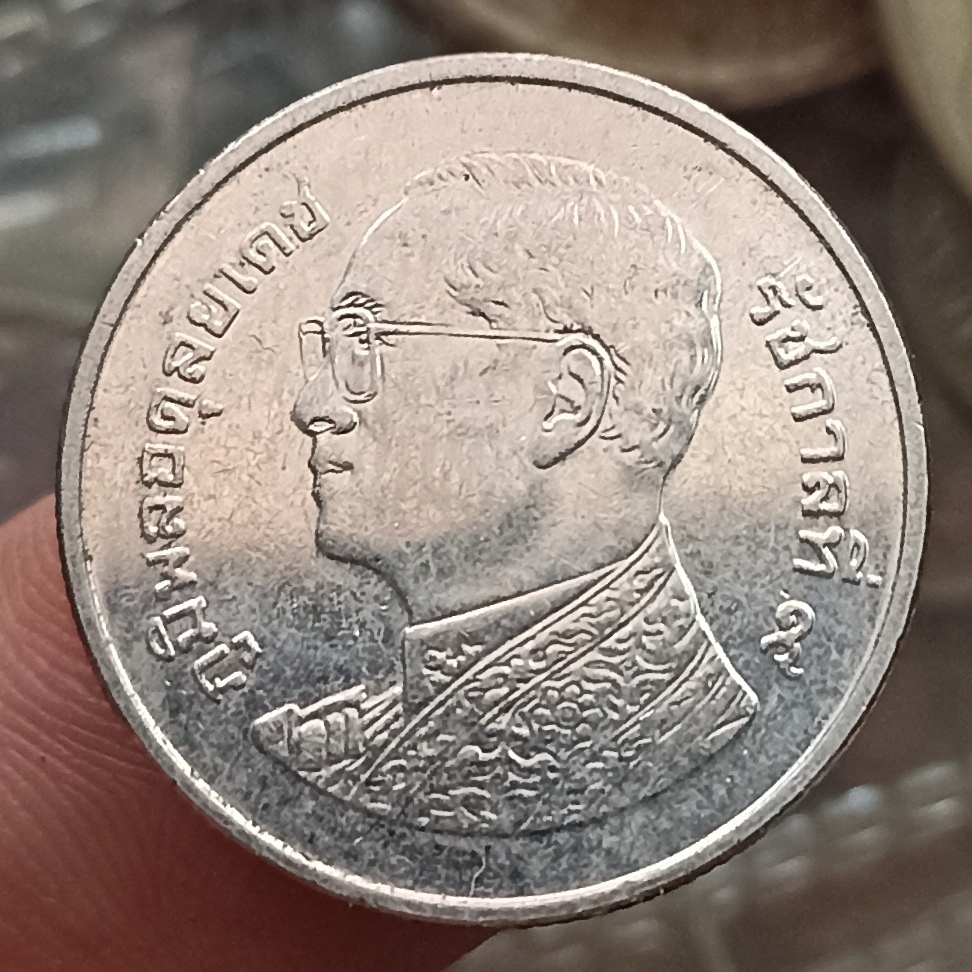 Koin Kuno Thailand 1 Baht - Bhumibol Adulyadej (Rama IX)