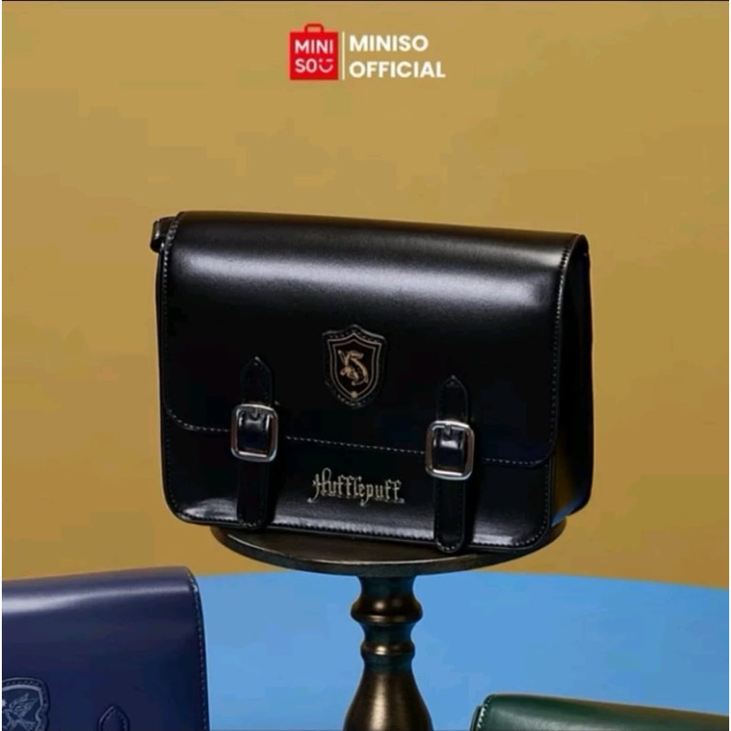 Miniso Tas Selempang Hitam Huttie Puff