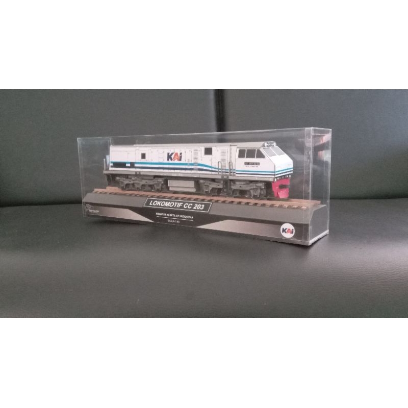 papercraft miniatur lokomotif cc203 livery garis biru