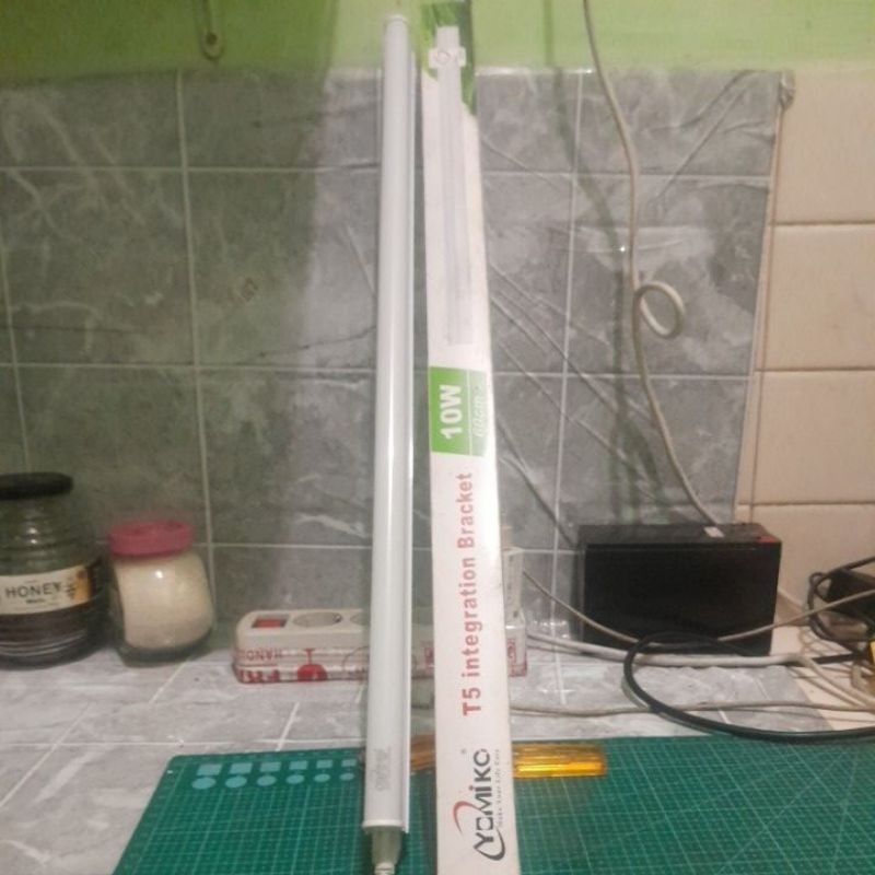 LAMPU LED T5 INTEGRASI BRACKET LAMP YOMIKO AC 220-240V KONDISI NORMAL