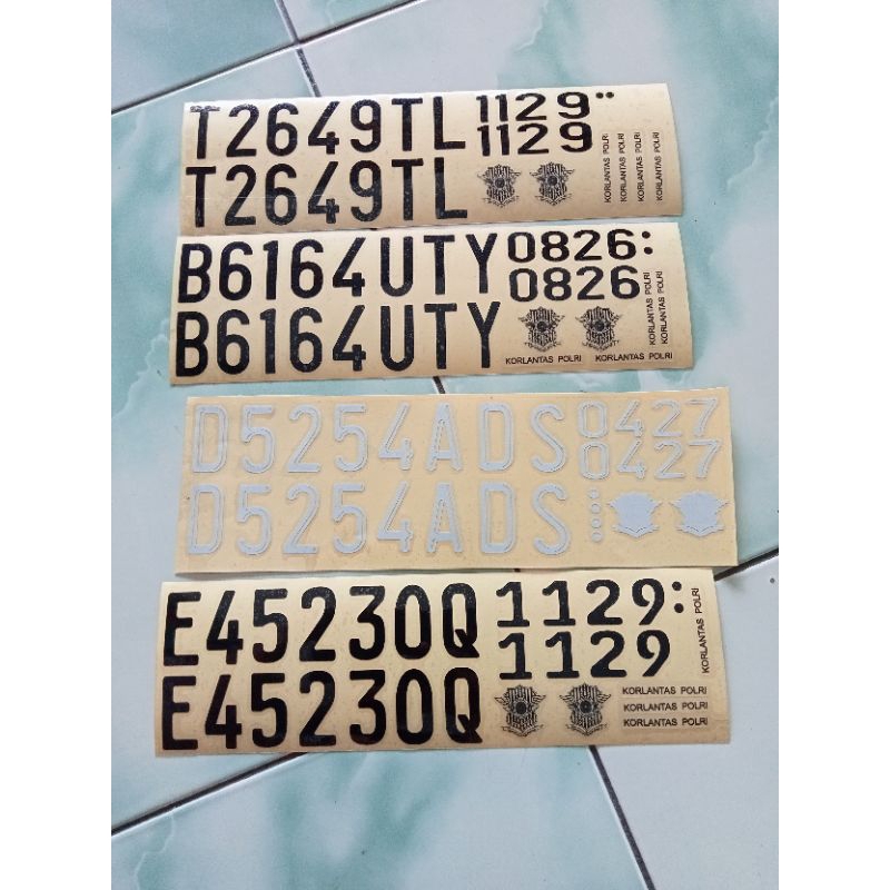 

Stiker pelat nomor motor bahan reflektif ( memantulkan cahaya saat terkena sinar )