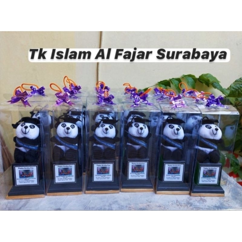 Trophy boneka mini wisuda