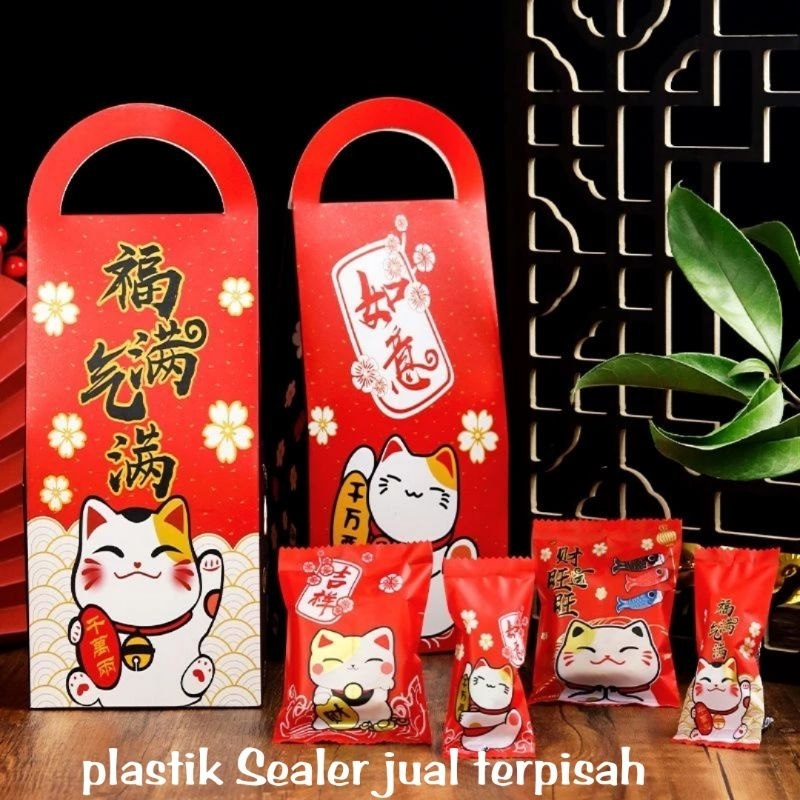 

BOX TENTENG SINCIA MERAH LUCU KOTAK COOKIES PERMEN IMLEK 2025 SNAKE YEAR CNYB35
