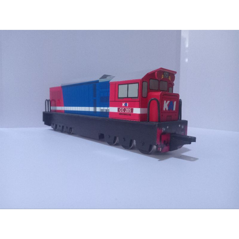 Mainan kereta lokomotif type cc205